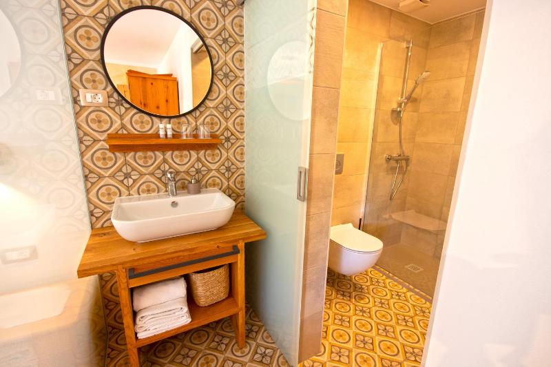 Double Room with Balcony image 3