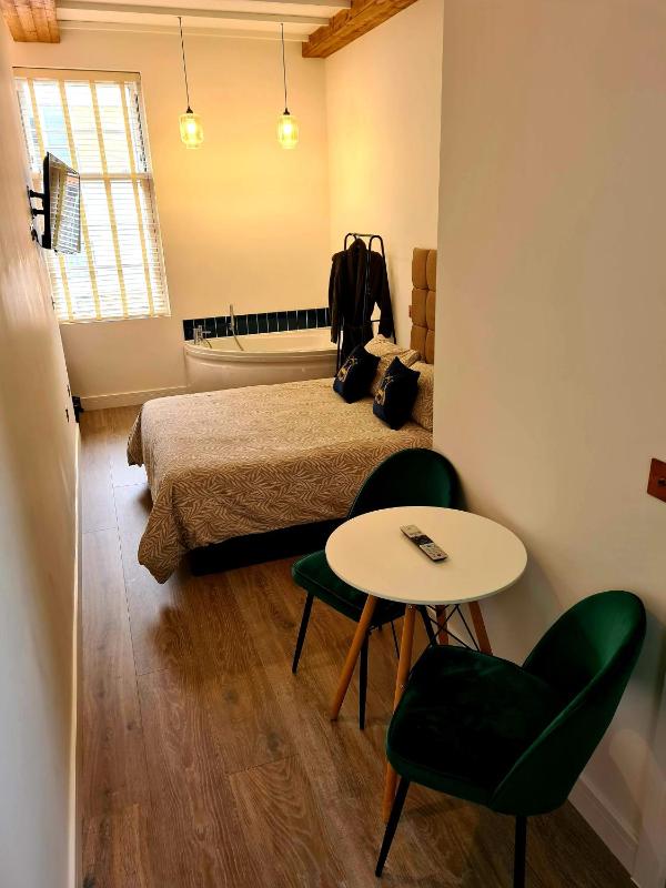 Deluxe Suite image 3