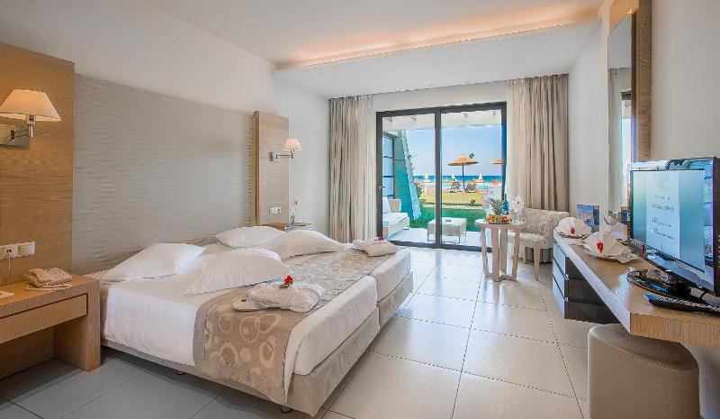 Double Room with Sea View image 2