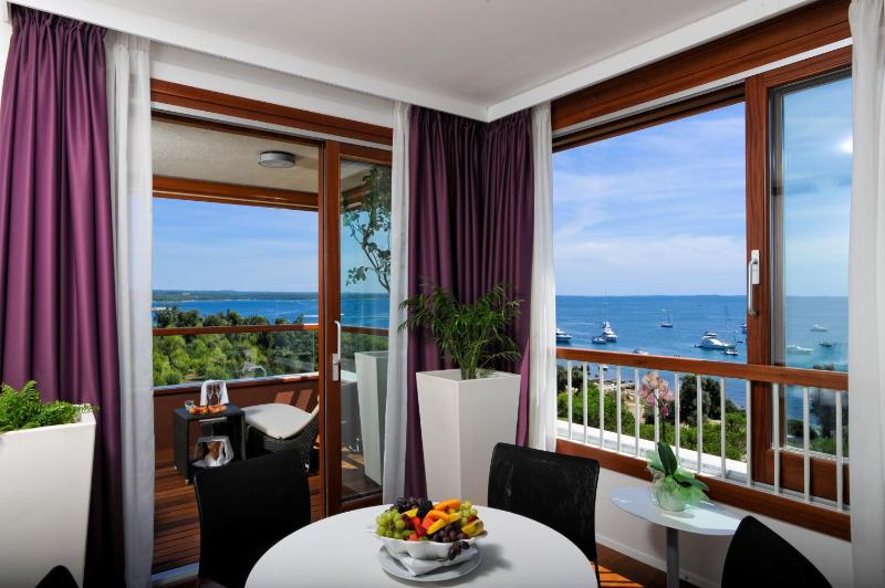 Deluxe Suite with Sea View image 3