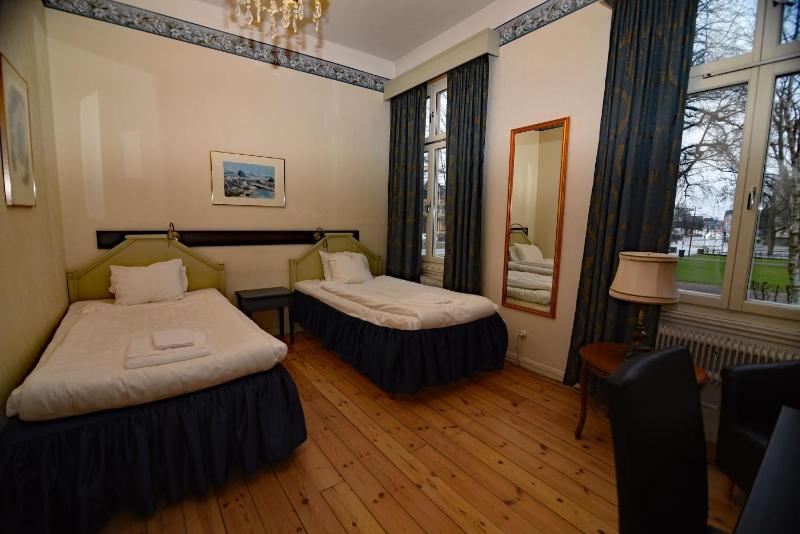 Economy Double or Twin Room image 3