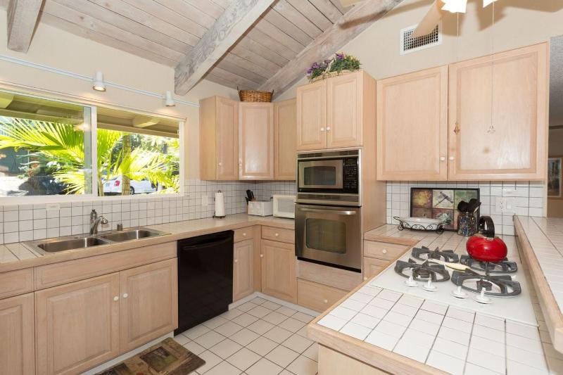 Hale Nani Loa - White Sands Beach Home with Private Pool by Casago Kona - image 11