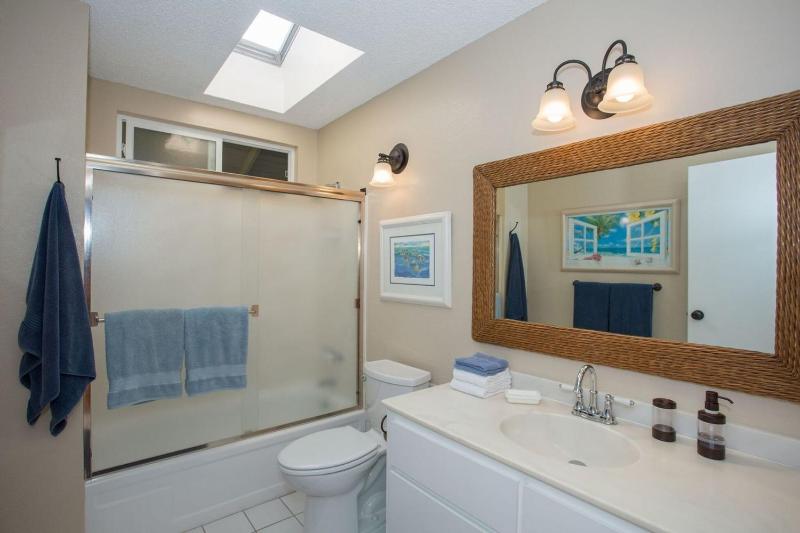 Hale Nani Loa - White Sands Beach Home with Private Pool by Casago Kona - image 24