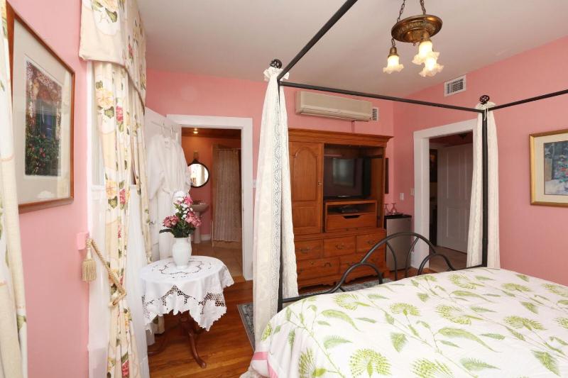 Standard King Room image 3