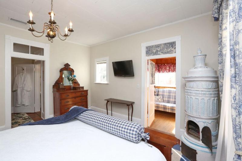 Deluxe King Room image 3