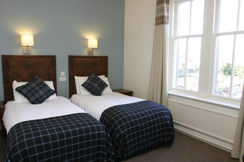 Standard Twin Room with Garden View image 2