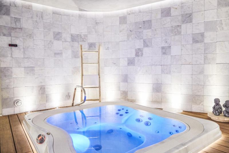 Suite with Hot Tub image 1