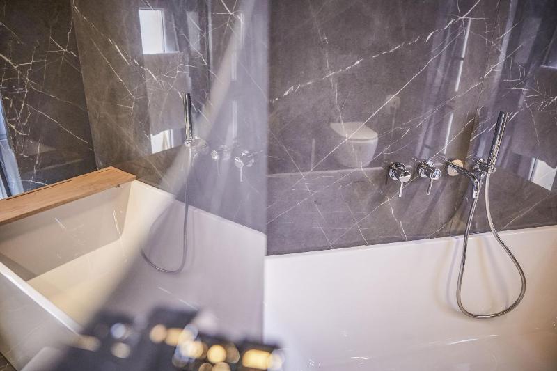 Deluxe Double Room with Bath image 2