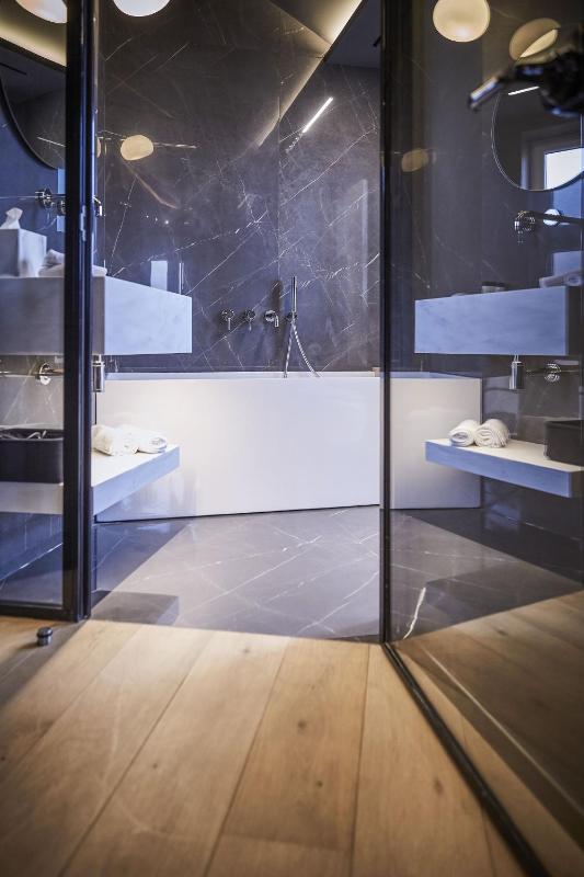 Deluxe Double Room with Bath image 3