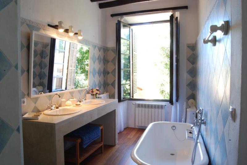 Superior Double Room with Balcony image 3
