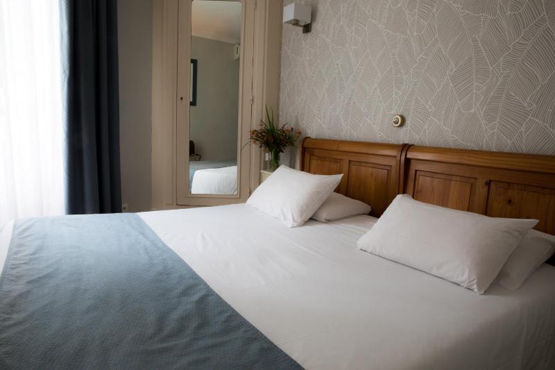 Standard Double Room image 3