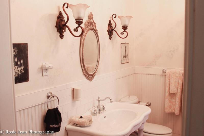 Deluxe Queen Room image 2