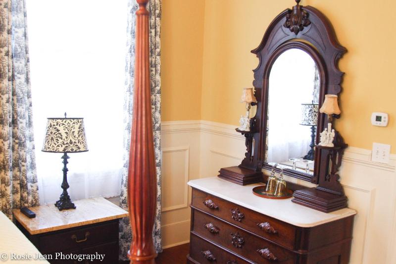 Deluxe Queen Room image 3