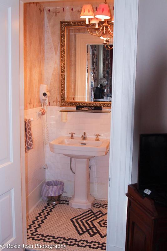 Deluxe Double Room with Extra Bed image 3