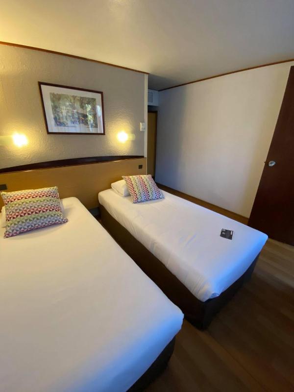 Twin Room image 3