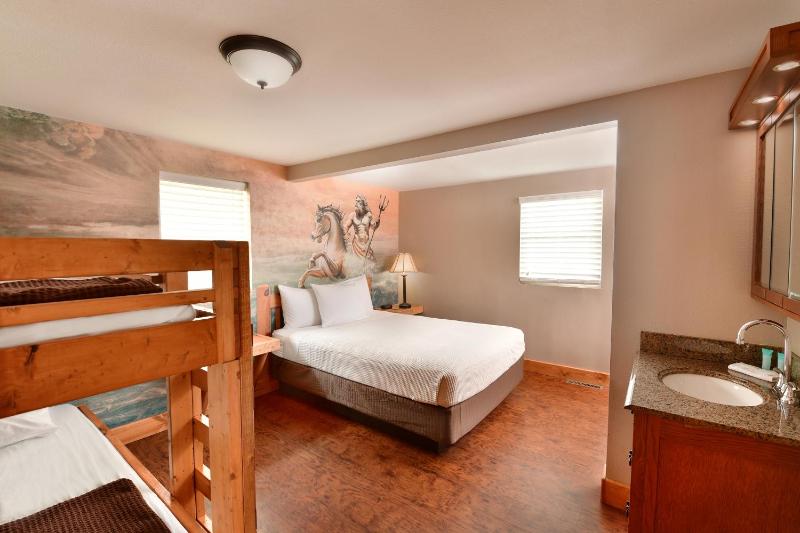 Resort Room 1 Queen with Bunk image 4
