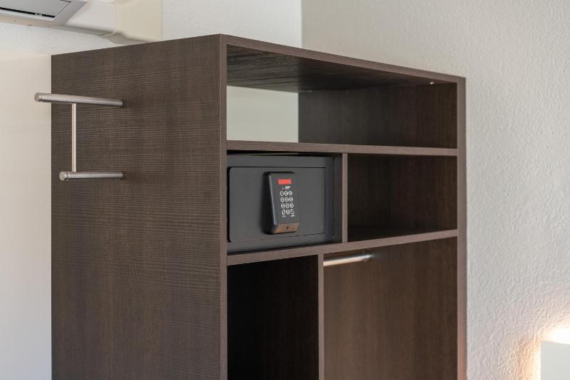 Economy Double Room with Air Conditioning image 3