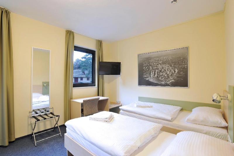 Twin Room image 1