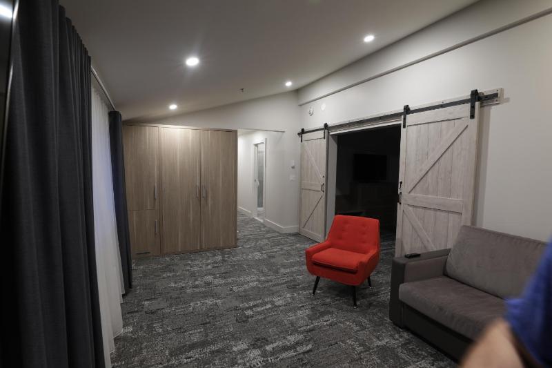 Large Double Room image 4