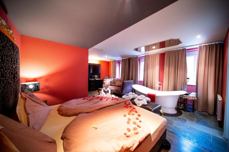 Honeymoon Suite image 2