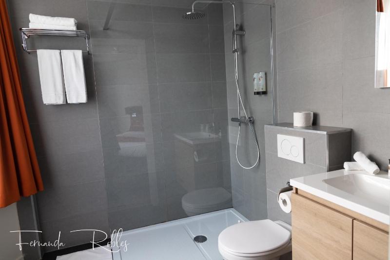 Large Double Room with Bath image 3