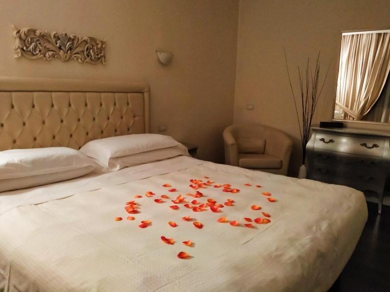 Junior Suite with Jacuzzi image 3