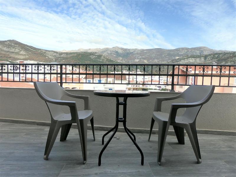 Studio with Balcony image 2