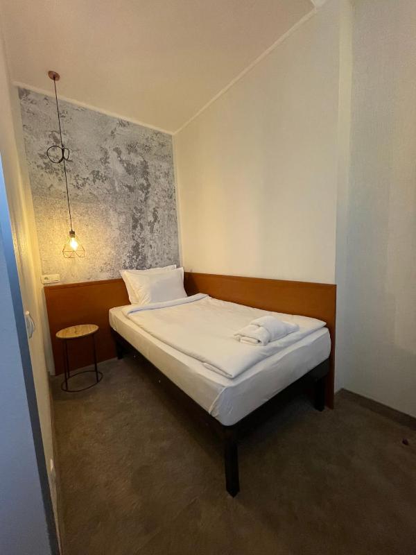Large Single Room image 2