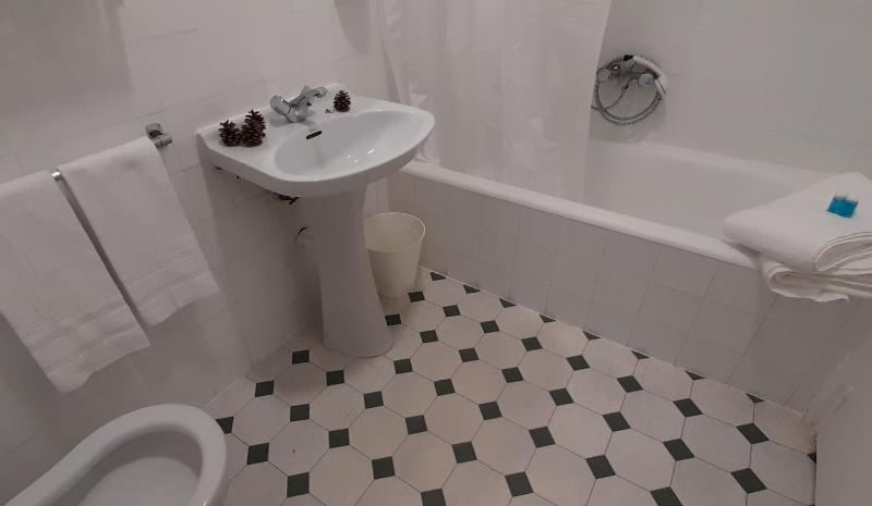 Standard Twin Room with Mountain View image 3