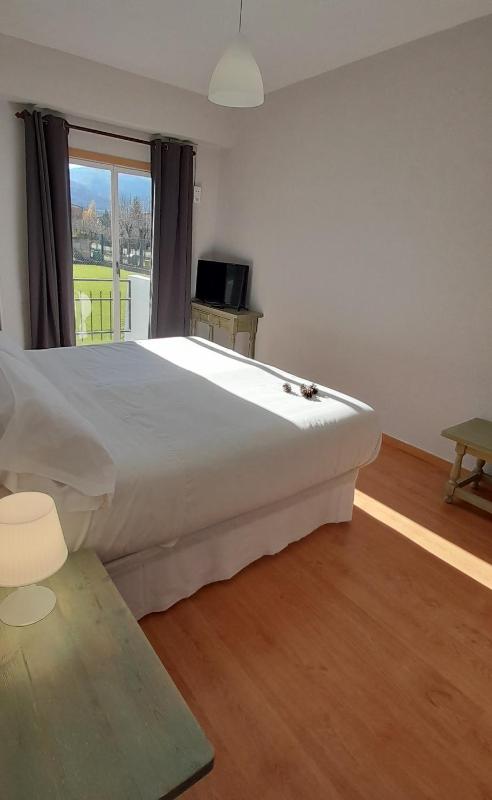 Single Room with Private Bathroom image 1