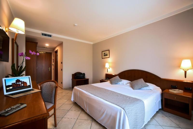 Double or Twin Room image 3