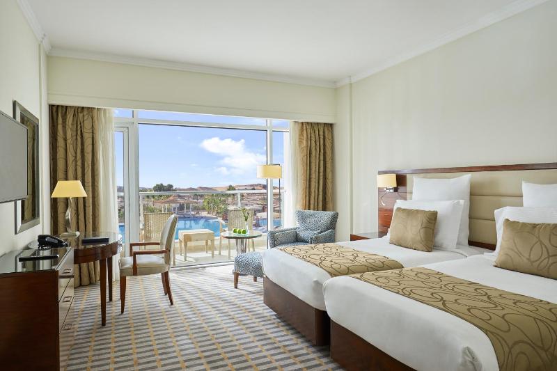 Deluxe Room - Pool View image 2