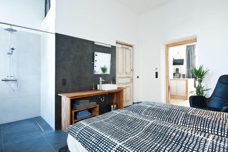 Zentrales & modernes City-Apartment - FREE PARKING & BIKES - image 19