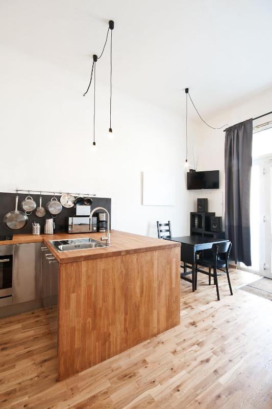 Zentrales & modernes City-Apartment - FREE PARKING & BIKES - image 4