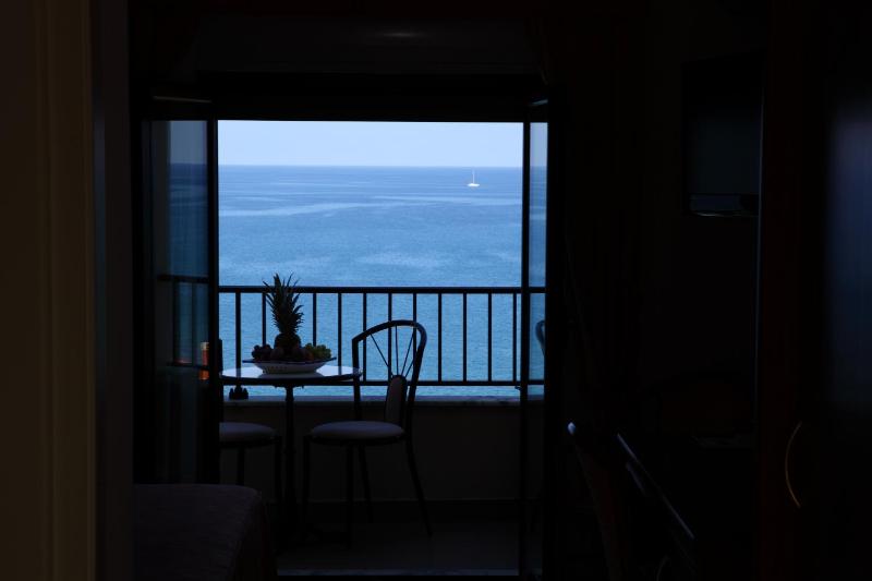 Double Room with Sea View image 2