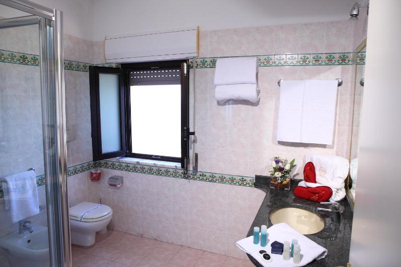 Double Room with Sea View image 3