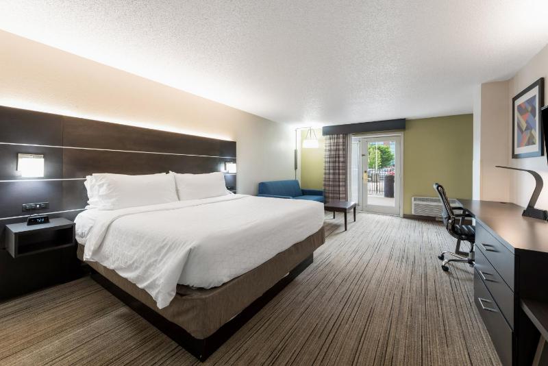Standard Queen Room with Two Queen Beds and Pool View image 2