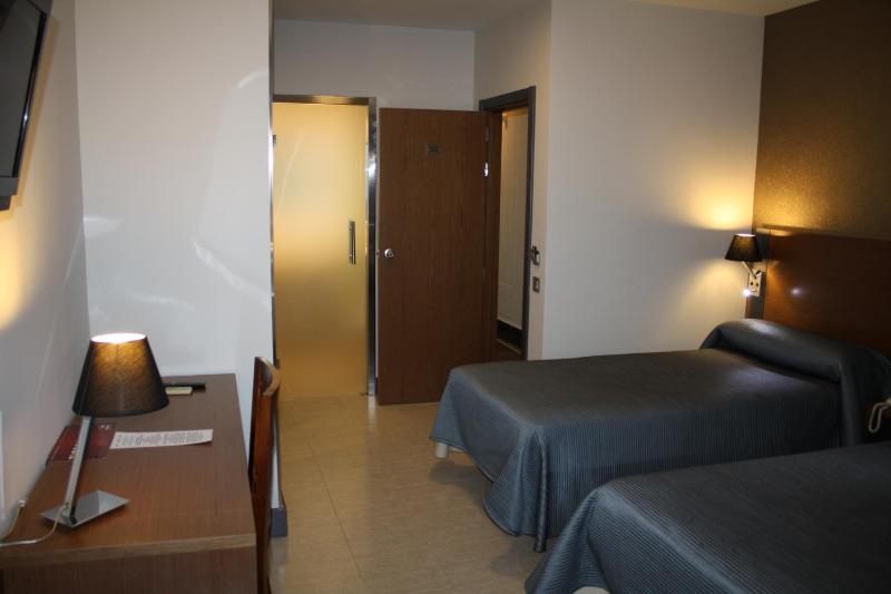 Double or Twin Room for Single Use image 3