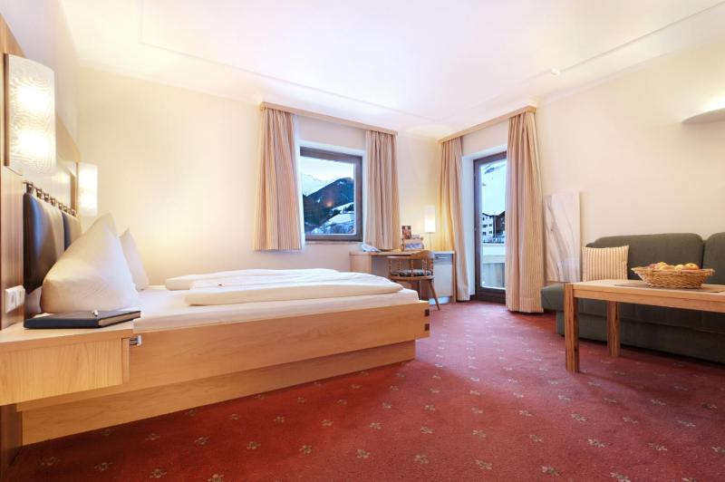 Deluxe Double Room with Balcony image 4