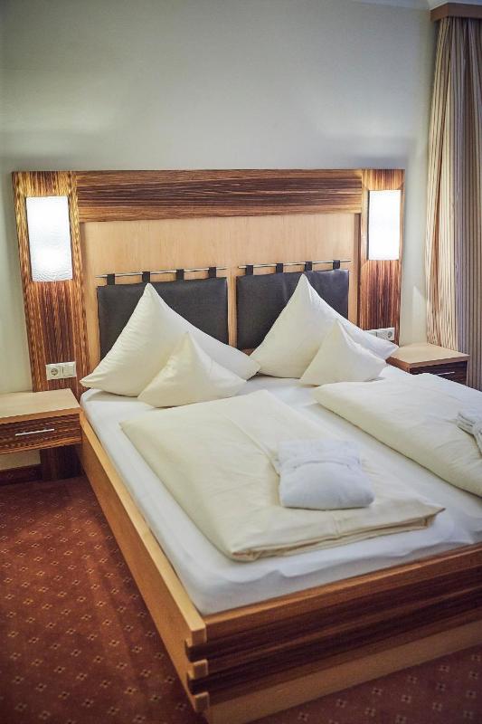 Deluxe Double Room with Balcony image 1