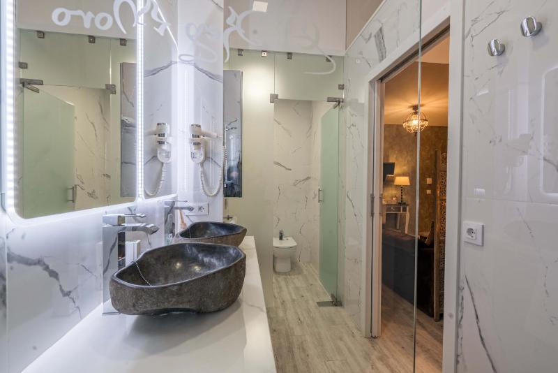 Suite with Spa Bath image 4