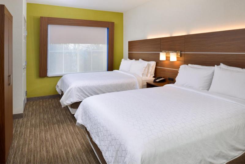 Queen Room with Two Queen Beds - Disability Access with Bath Tub image 4