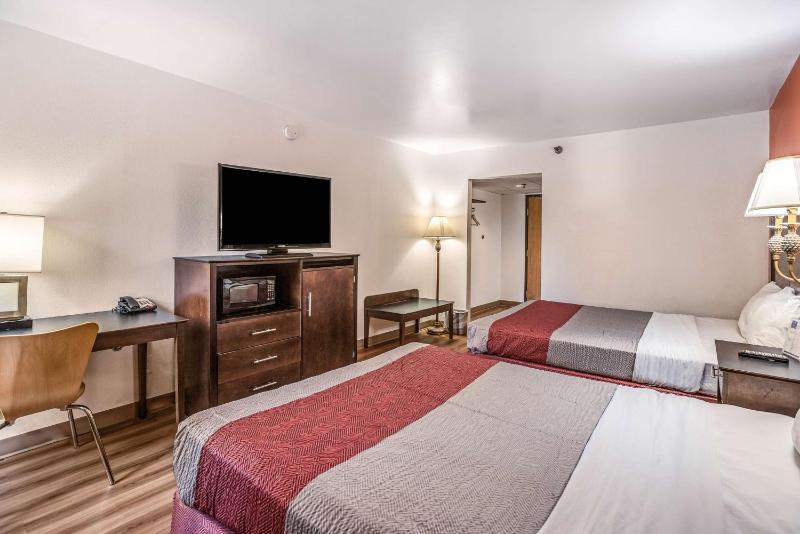 Deluxe Queen Room with Two Queen Beds - Non-Smoking image 4