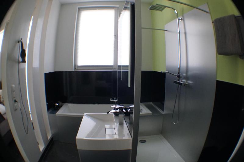Deluxe Suite with Spa Bath image 3