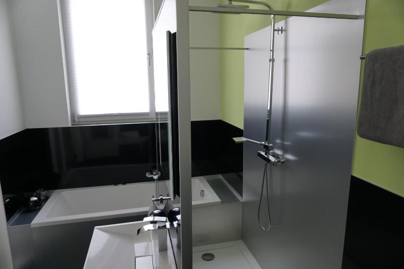 Deluxe Suite with Spa Bath image 2