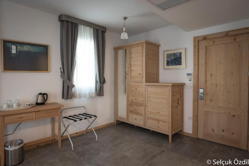 Large Double or Twin Room image 2