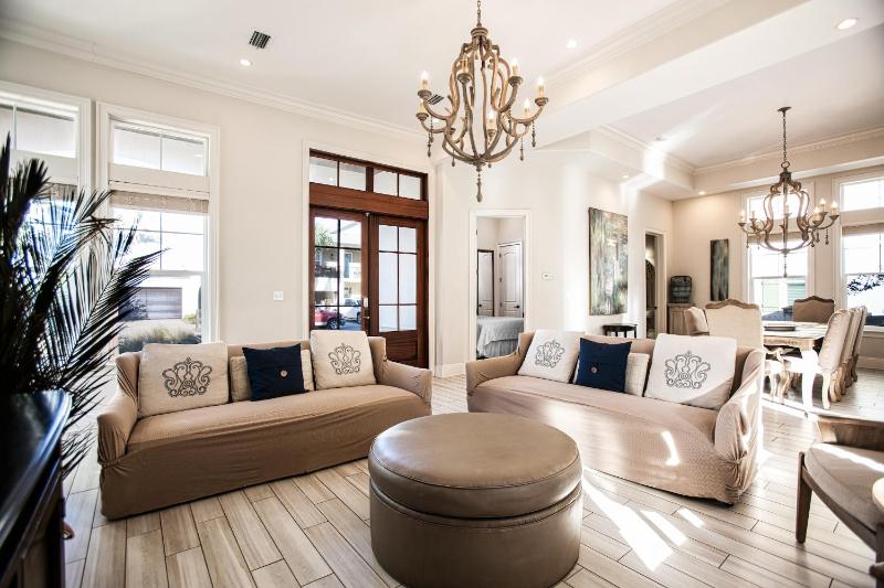 Seven-Bedroom House image 3