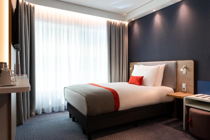 Standard Queen Room with Roll-in Shower - Mobility Access image 1