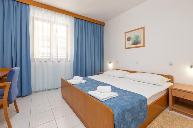 One-Bedroom Apartment (5 Adults) image 2