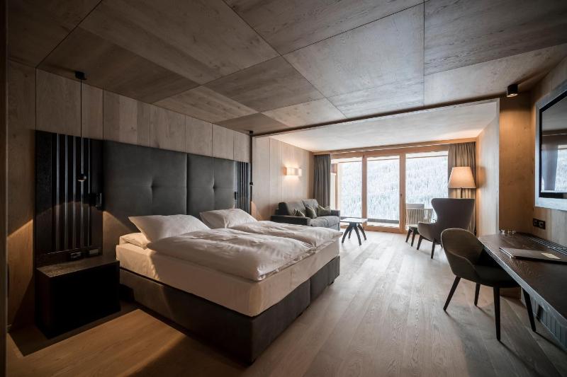 Double Room with Mountain View image 4